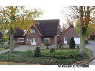 1992 | Fertigstellung des Altenteils und Hofübergabe an Elimar III und Barbara Moormann. Spezialisierung auf die zwei Betriebszweige Tierhaltung und Ackerbau.